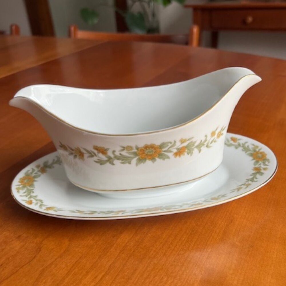 VINTAGE  Wyndham Fine China Japan "Pandora" #389 Gold Trim Pedestal Gravy Boat